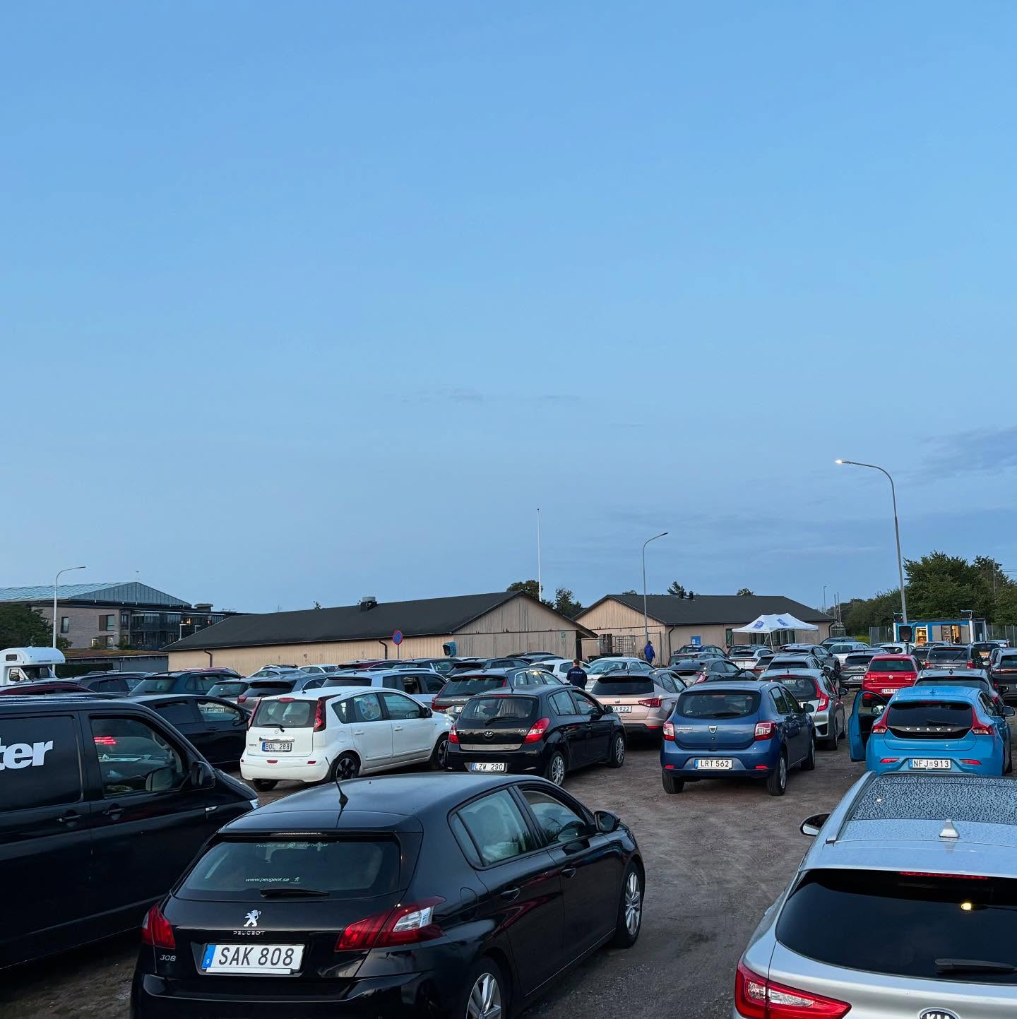 Fullsatt parkering med bilar vid bilbingon i Svedala